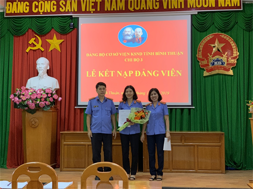 Chi bộ 3 thuộc Đảng bộ Viện KSND tỉnh Bình Thuận tổ chức lễ kết nạp Đảng viên mới